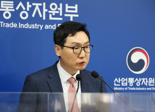 정종영 산업통상자원부 투자정책관이 12월 3일 오전 세종시 정부세종청사에서 2022년 외국인직접투자 동향을 발표하고 있다. <연합뉴스>